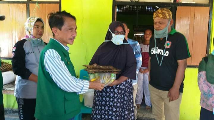 Pemkab Gorontalo Salurkan Bantuan Sembako ke Warga Terdampak Covid-19