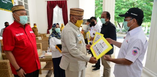 Gubernur Gorontalo Serahkan Dana Hibah ke PMI untuk Penanganan Covid-19