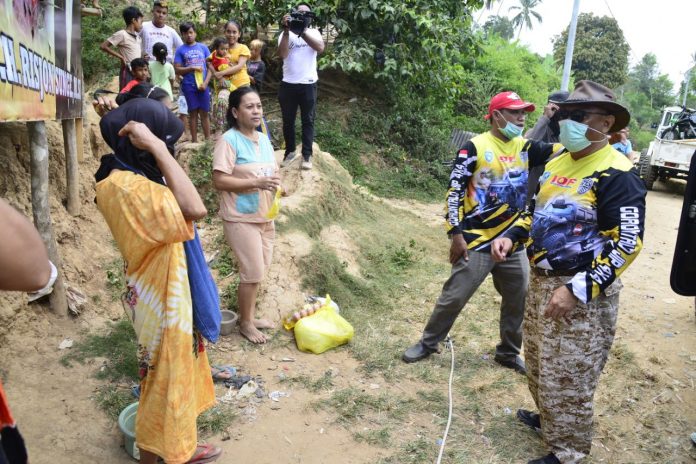 Gubernur Gorontalo Bagikan Sembako Hingga ke Pelosok Desa