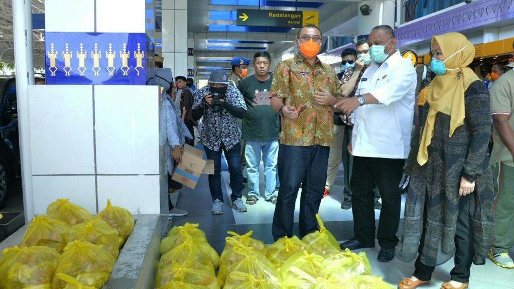 Gubernur Gorontalo Salurkan Pangan Pokok di Bandara Djalaludin