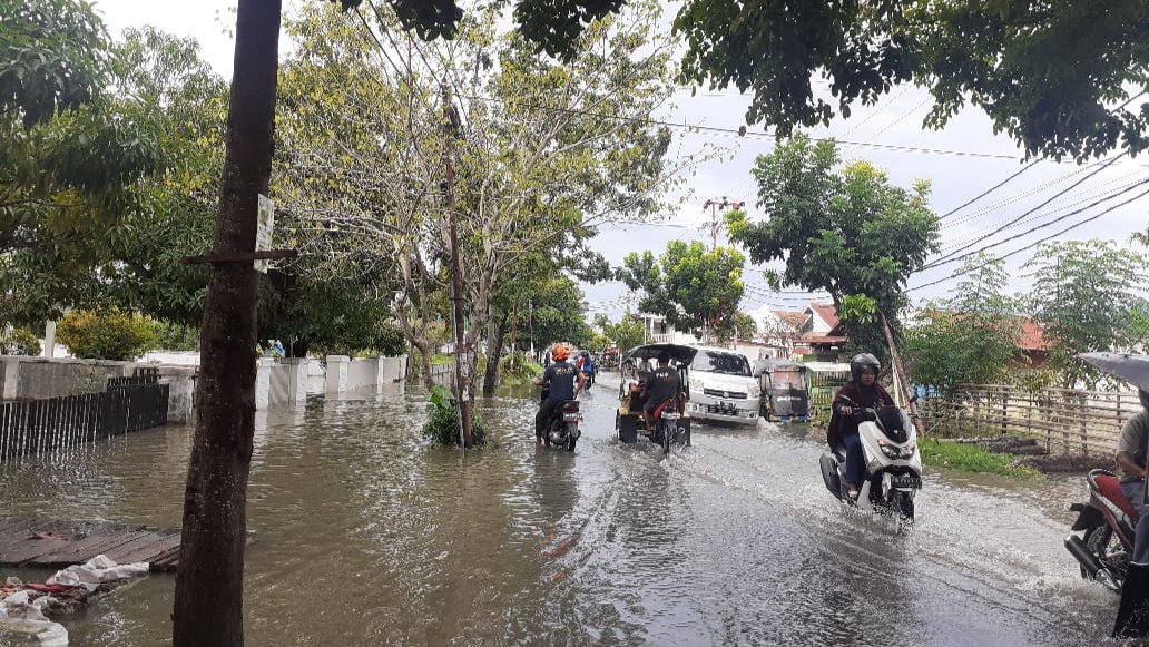 Diguyur Hujan, Jalan Cendrawasi Kota Gorontalo Tergenang Air
