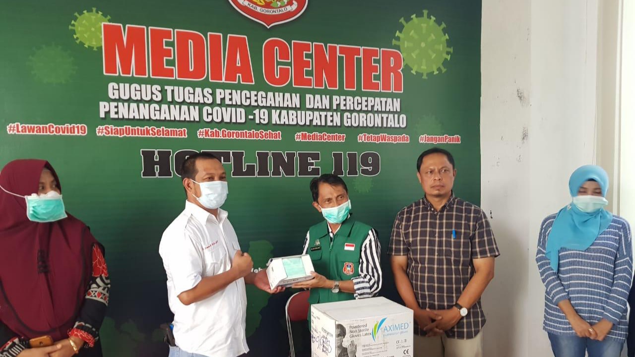Pemkab Gorontalo Serahkan APD Covid-19 kepada Petugas Medis