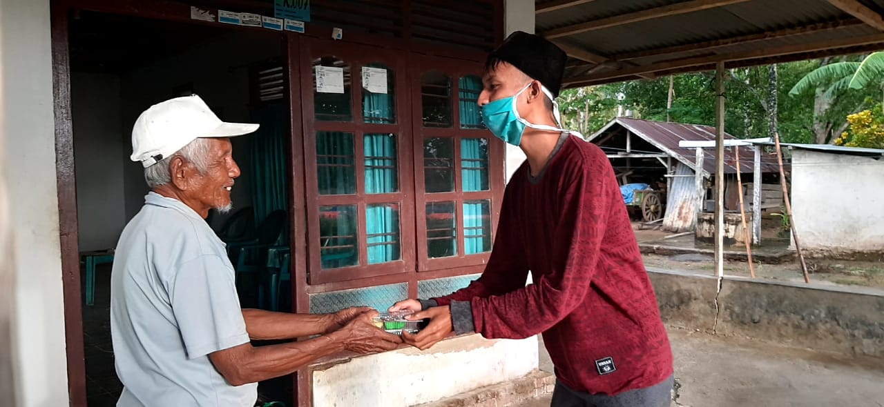 Pemuda Desa Helumo Bagikan Takjil ke Warga untuk Buka Puasa