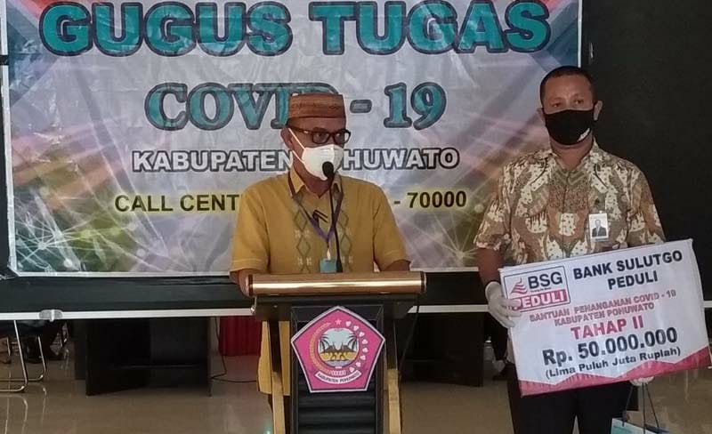 Bank SulutGo Serahkan Bantuan Penanganan Covid-19 ke Pemkab Pohuwato