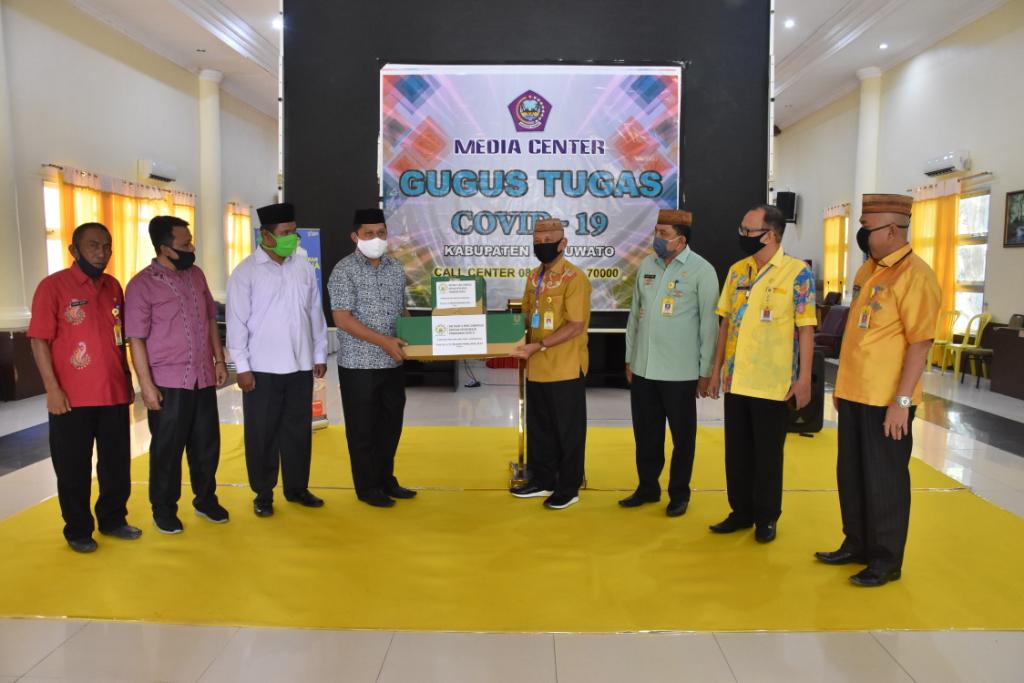 Pohuwato dapat Bantuan Pembersih Lantai dari Dewan Masjid Indonesia