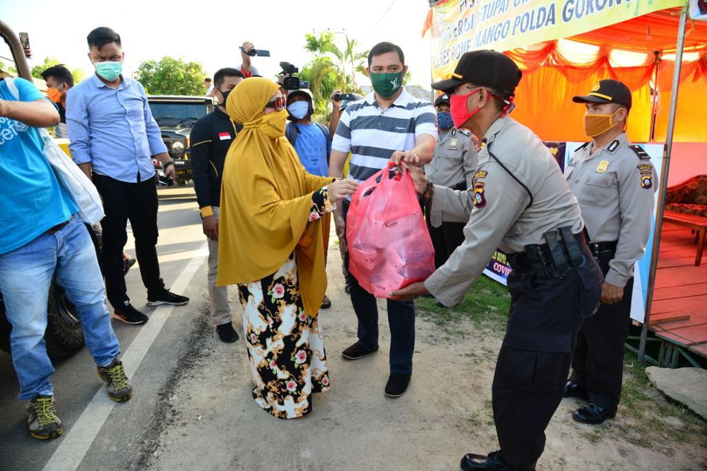 Gubernur Gorontalo Bersama Istri Ngabuburit Sambil Bagikan Takjil