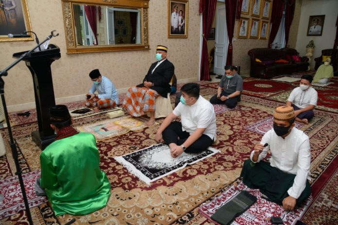 Gubernur Gorontalo Salat Idulfitri Bersama Keluarga di Rujab
