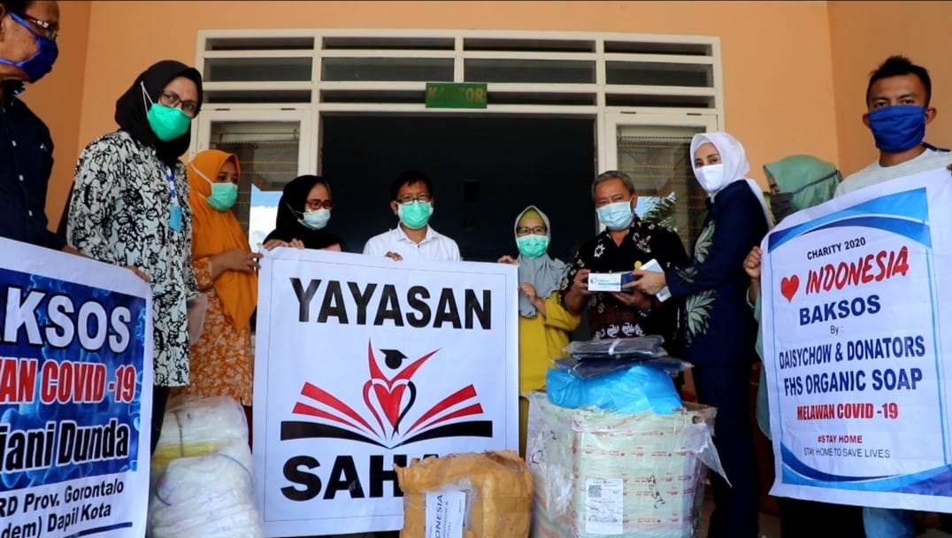 Indriani Dunda Salurkan Bantuan APD di Sejumlah Rumah Sakit Gorontalo