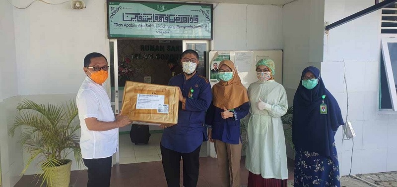 La Ode Haimudin Serahkan Bantuan APD di RS Islam Gorontalo