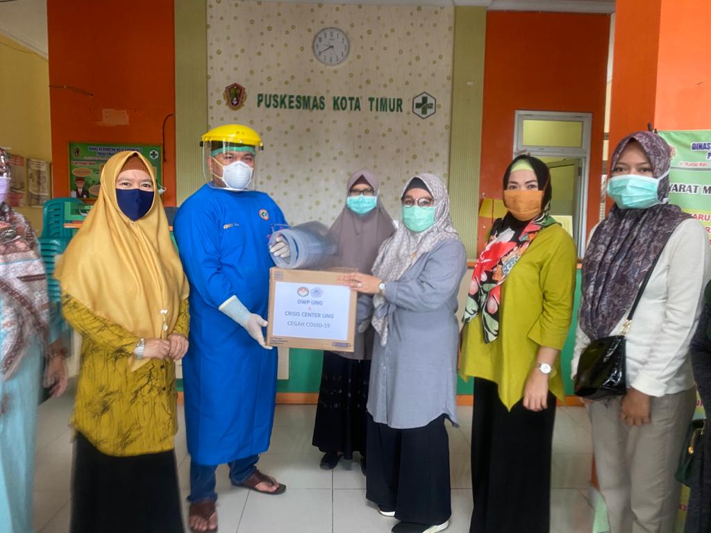 Sepuluh Puskesmas di Kota Gorontalo Terima Bantuan APD dari UNG