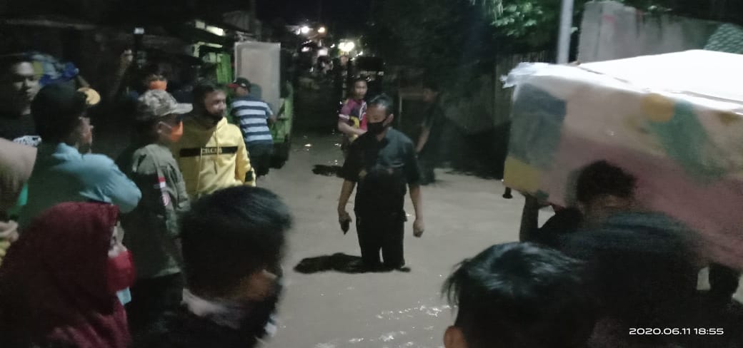 Wali Kota Gorontalo Turun Langsung Mengevakuasi Warga Terdampak Banjir