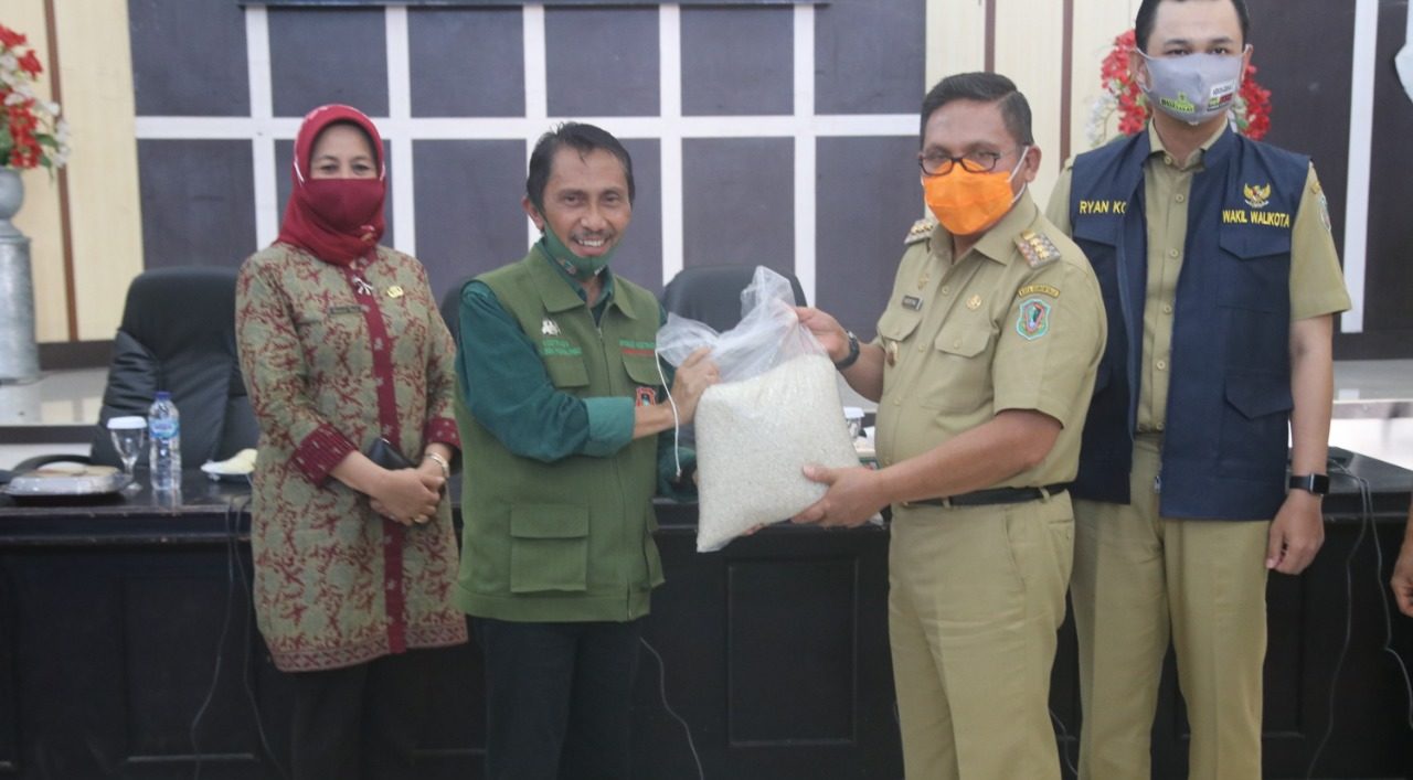 Bupati Nelson Serahkan Bantuan untuk Korban Banjir di Kota Gorontalo