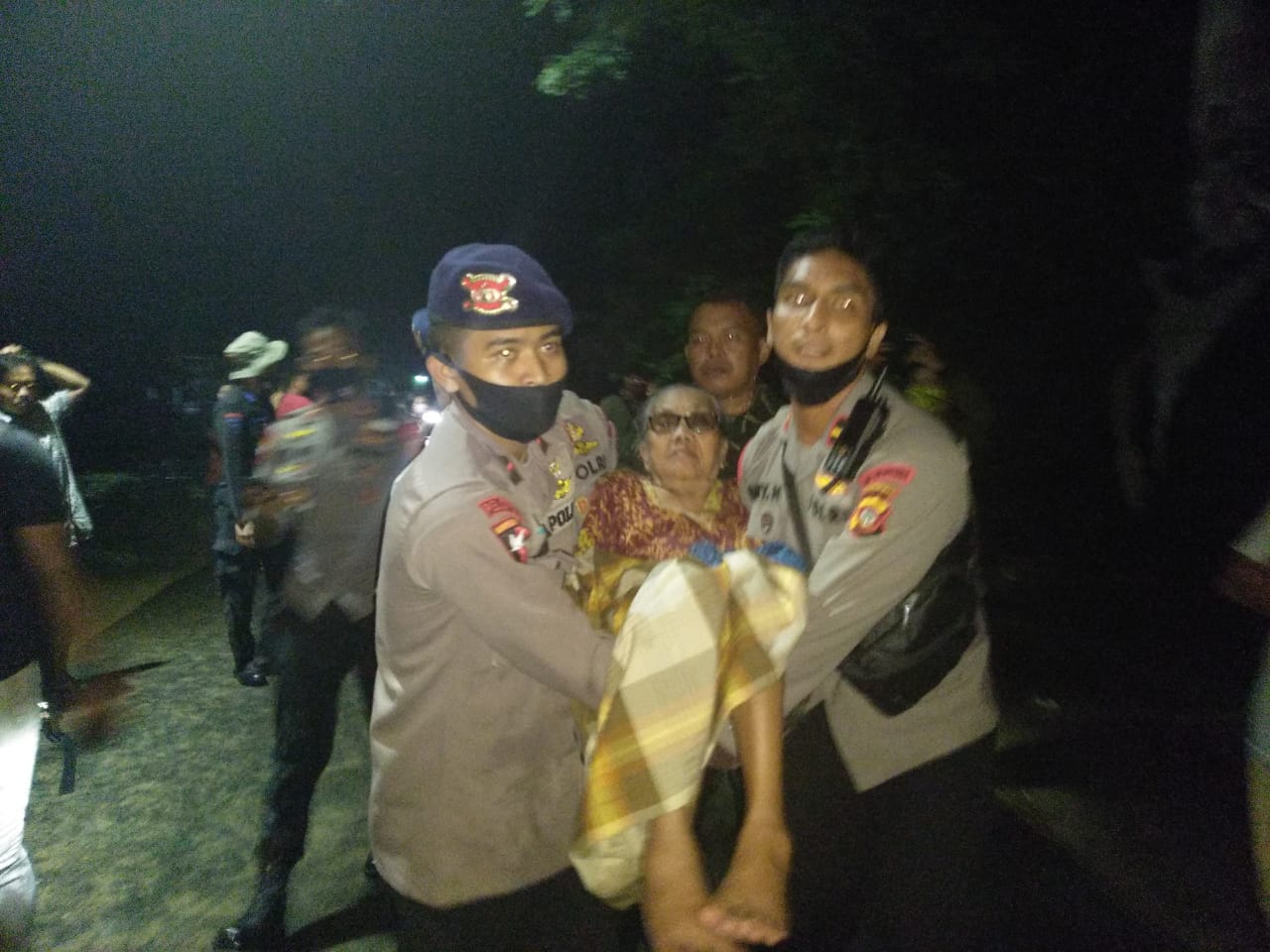 Evakuasi Seorang Nenek Terjebak Banjir di Gorontalo