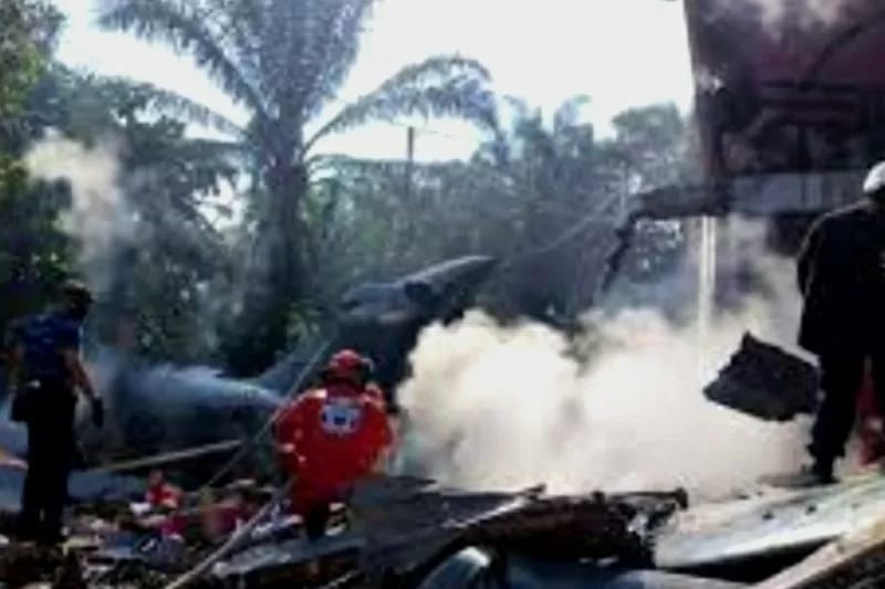 Pesawat TNI AU jatuh di Permukiman Warga di Riau
