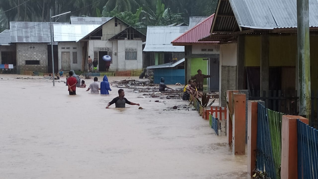 Tiga Rumah Rusak Diterjang Banjir di Kecamatan Bone