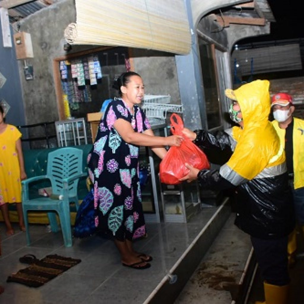 Walikota Gorontalo Salurkan Makanan ke Warga Terdampak Banjir