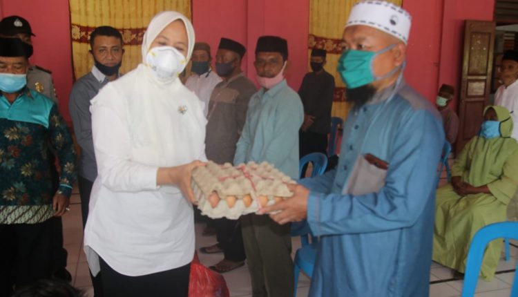 Sekda Hadijah Serahkan Bantuan Sosial untuk Tamirul Masjid di Mootilango