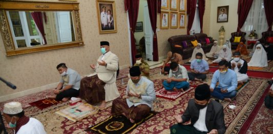 Gubernur Gorontalo Bersama Keluarga Salat Idul Adha di Rumah