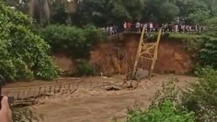 Video Detik-detik Jembatan Gantung di Gorontalo Ambruk