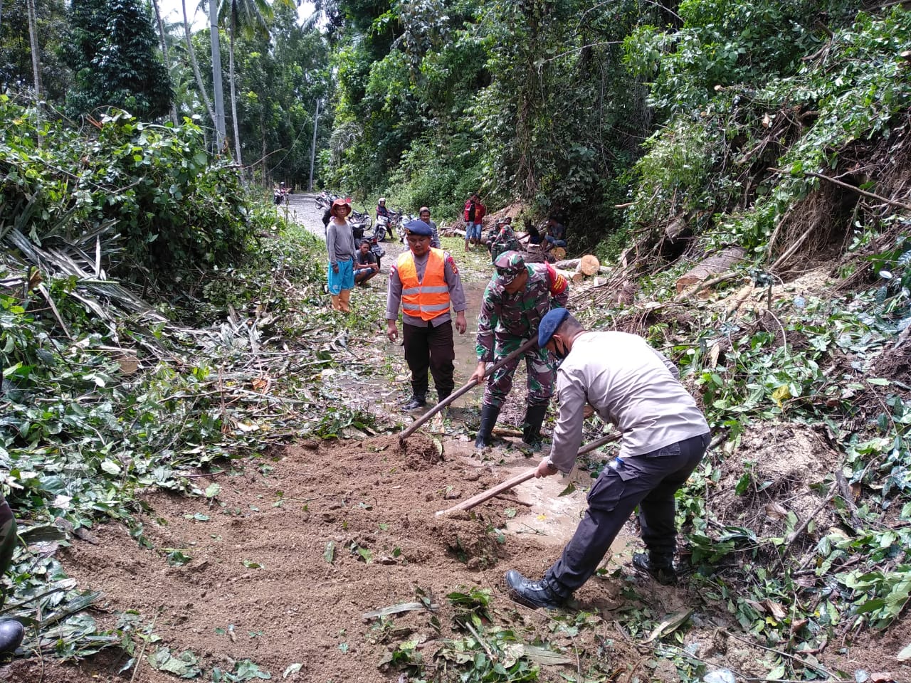 Dua Lokasi Longsor Tutup Akses Jalan di Kabupaten Bone Bolango