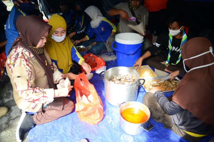 Idah Bantu Siapkan Makanan Bagi Korban Banjir Gorontalo