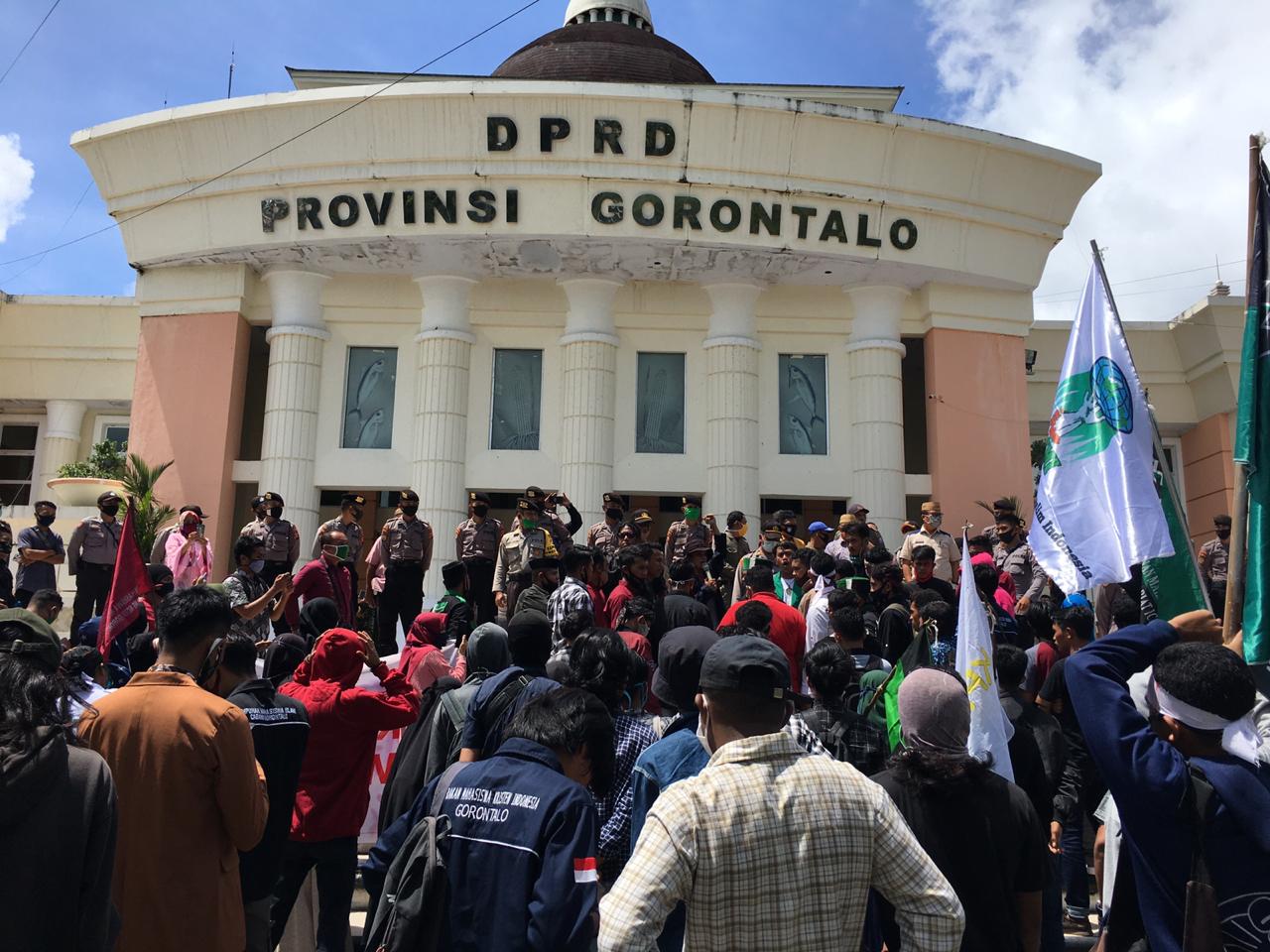 Massa Aksi Datangi DPRD Tolak Kedatangan TKA di Gout