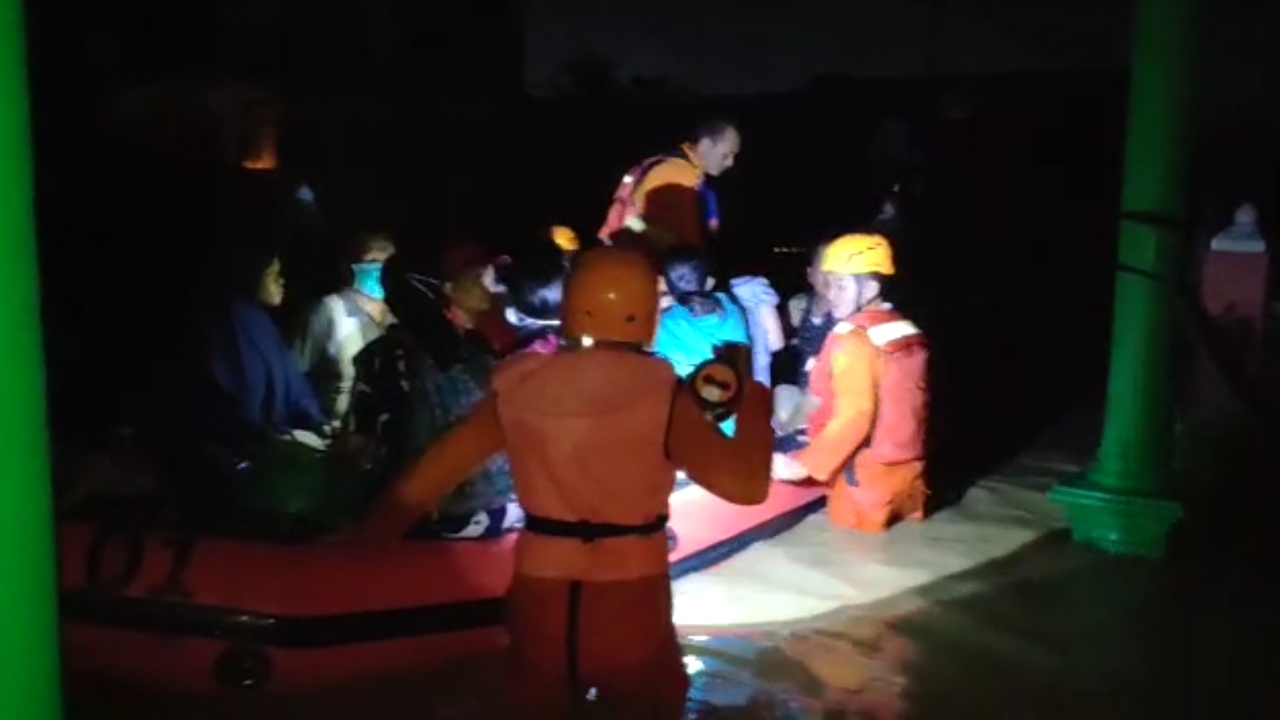 Basarnas Gorontalo Evakuasi Puluhan Warga Terjebak Banjir