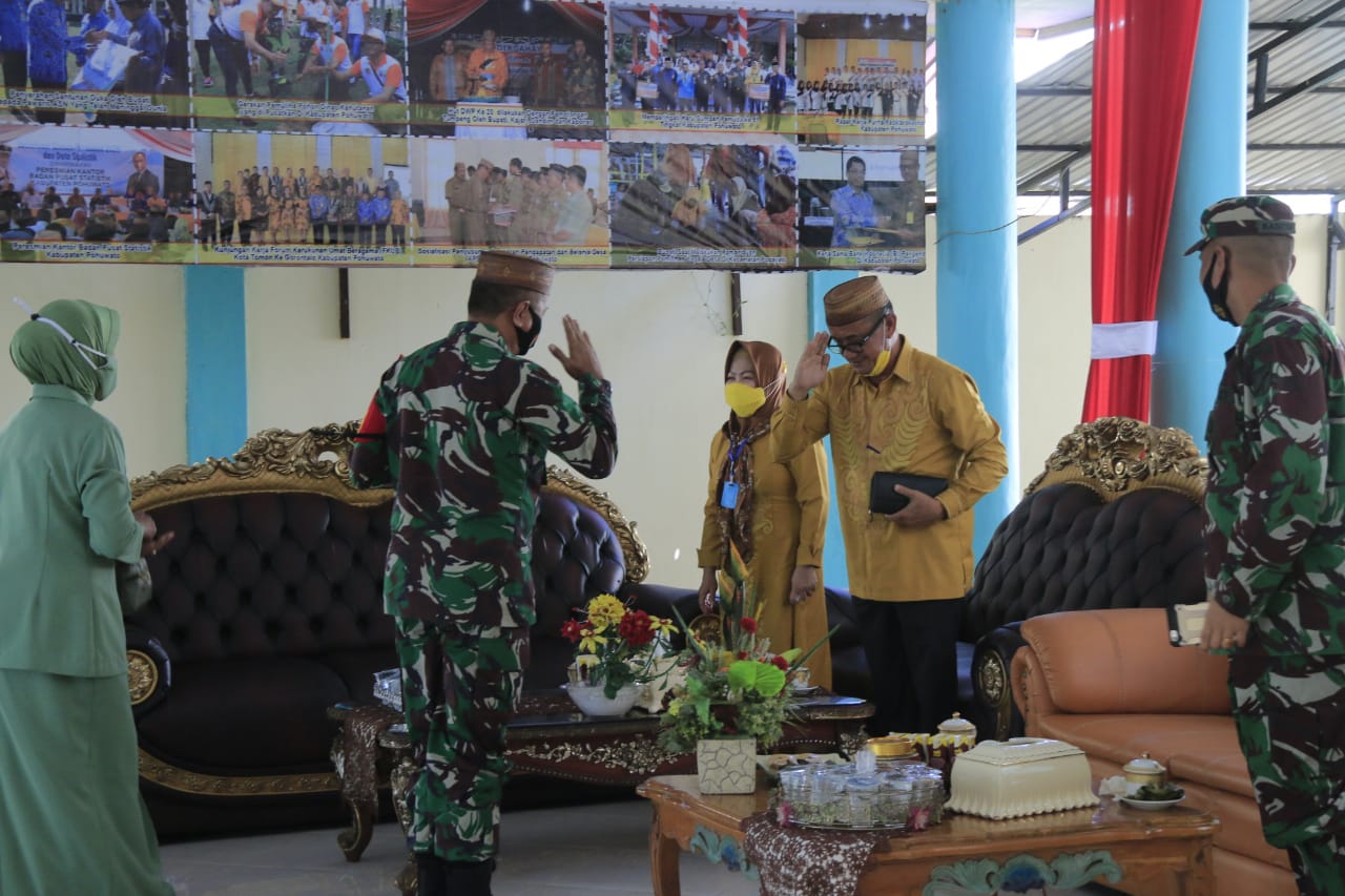 Bupati Pohuwato, Syarif Mbuinga menyambut kunjungan kerja (Kunker) yang dilaksanakan Brigjen TNI Bagus Antonov Hardito setelah resmi menjadi Komandan Regional Militer (Danrem) 133/ Nani Wartabone.Kamis (13/08).