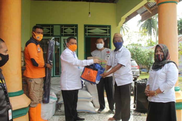 Wagub Idris Serahkan Bantuan ke Korban Banjir di Boliyohuto