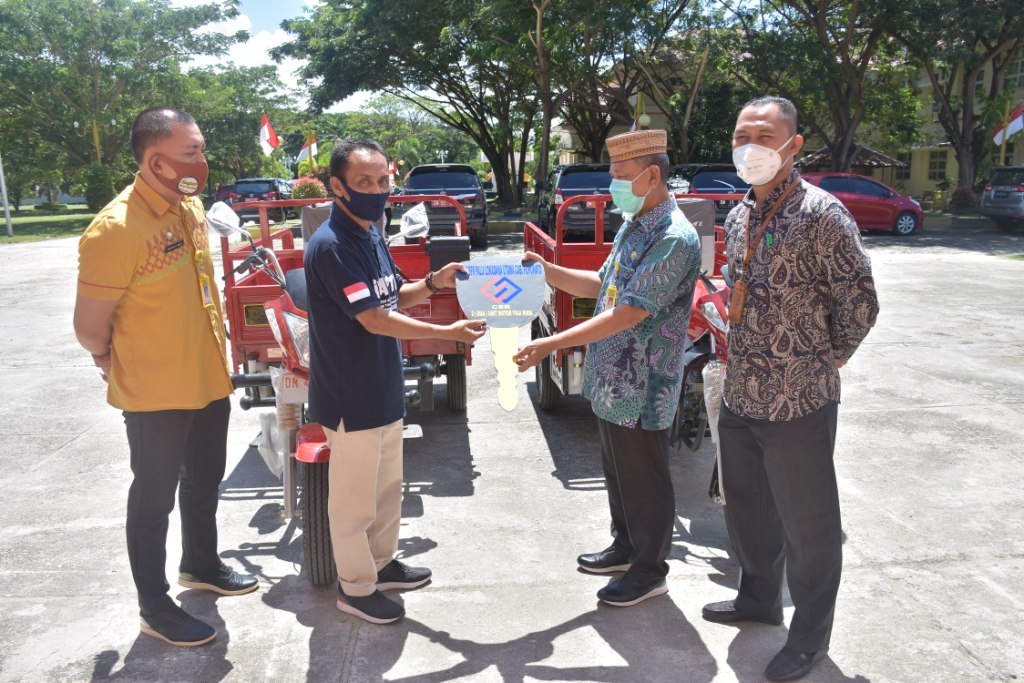 Pemerintah Kabupaten Pohuwato saat menerima bantuan angkutan sampah dari Bank Perkreditan Rakyat (BPR) Palu Lokadana, Kamis (13/08).