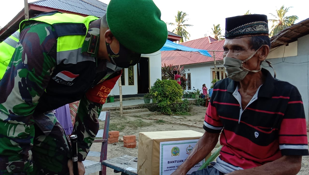 Dandim 1314 Gorontalo Utara (Gorut) Fristya Andrean Gitrias memberikan bantuan sembako pada salah satu masyarakat yang telah lanjut usia di Desa Botungobungo, Kecamatan Kwandang, Kabupaten Gorontalo Utara, Kamis (13/08/2020) .