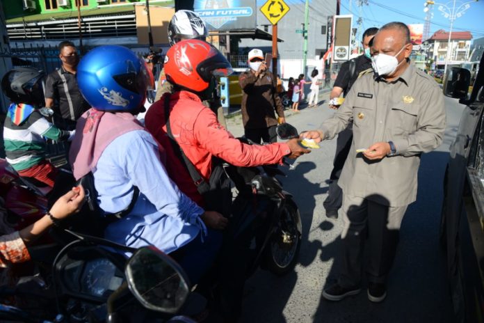 IOF Gorontalo Bagikan Masker ke Pengguna Jalan