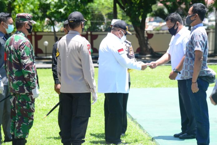 Gubernur Rusli Pimpin Pembagian Masker Serentak di Gorontalo