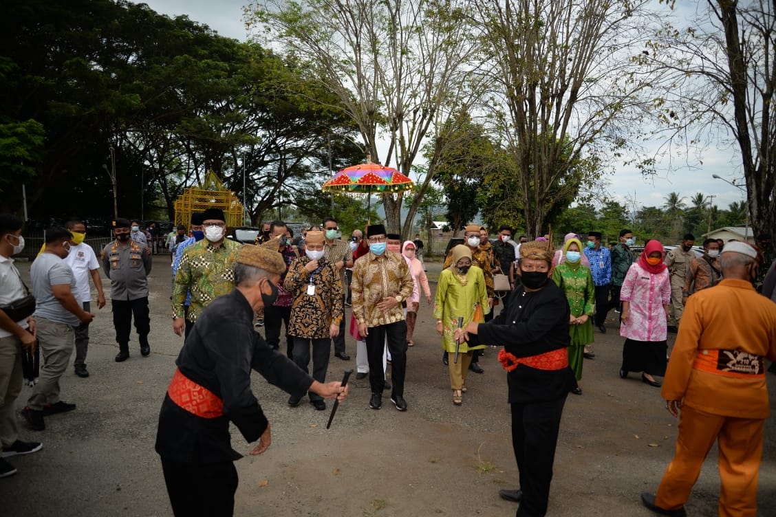 Kunker di Gorontalo, Menteri Desa PDTT Disambut Adat Mopotilolo.