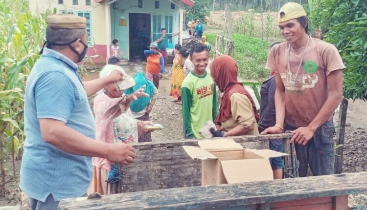 Tim Relawan SMS Gerak Cepat Bantu Korban Banjir di Patilango