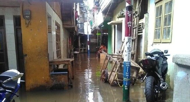 Ratusan Warga Mengungsi Akibat Banjir di Jakarta