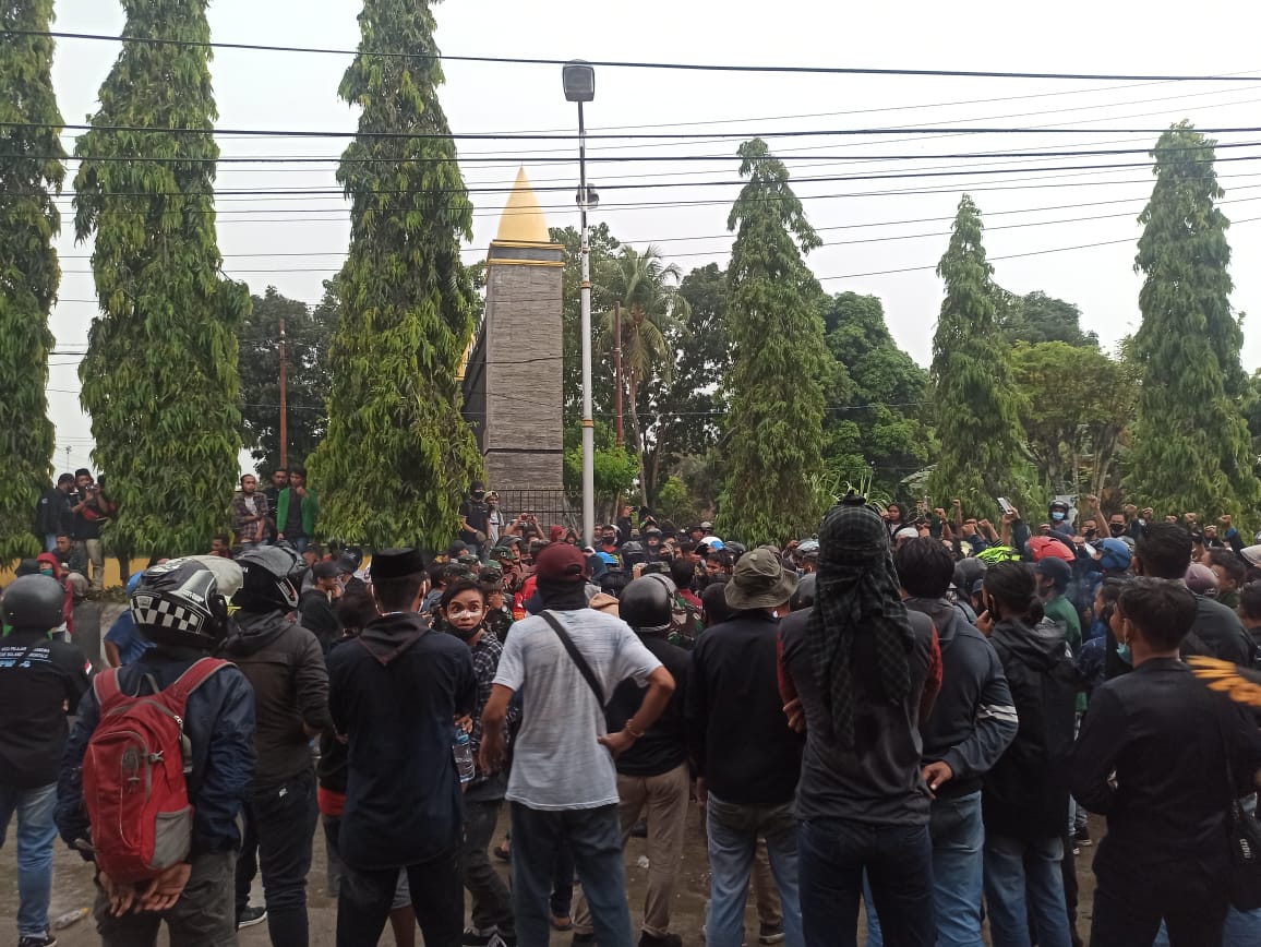 Pasca Bentrok, Massa Aksi Tolak Omnibus Law di Gorontalo Masih Bertahan di Jalan