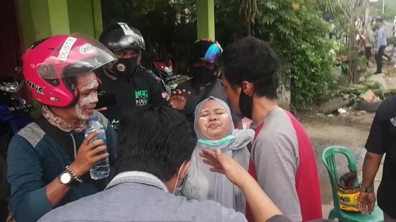 Seorang Mahasiswa Pingsan Kena Gas Air Mata Demo Tolak Omnibus Law