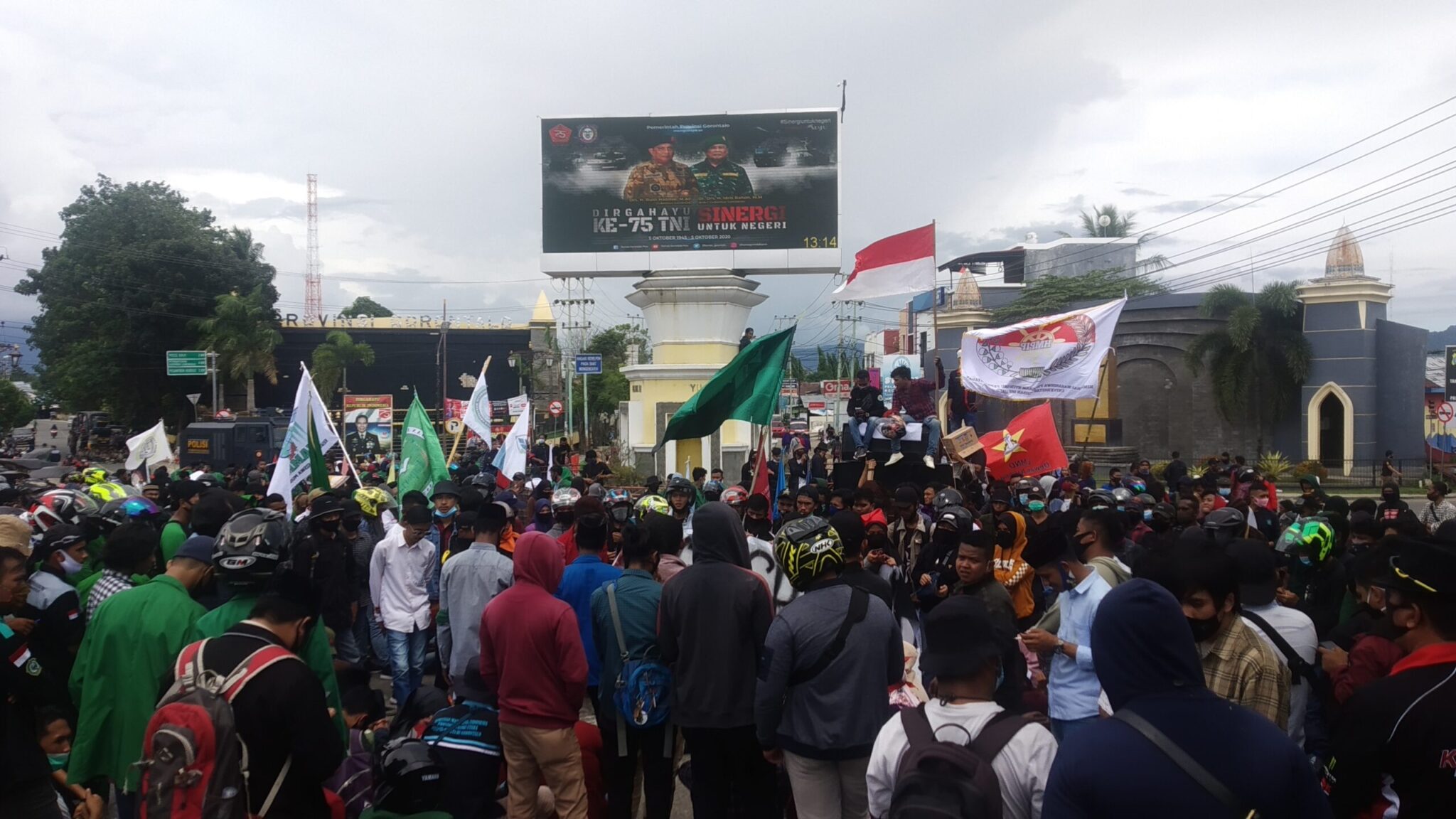 Demo Tolak Omnibus Law, Polisi Tutup Akses Jalan Simpang Lima Kota Gorontalo