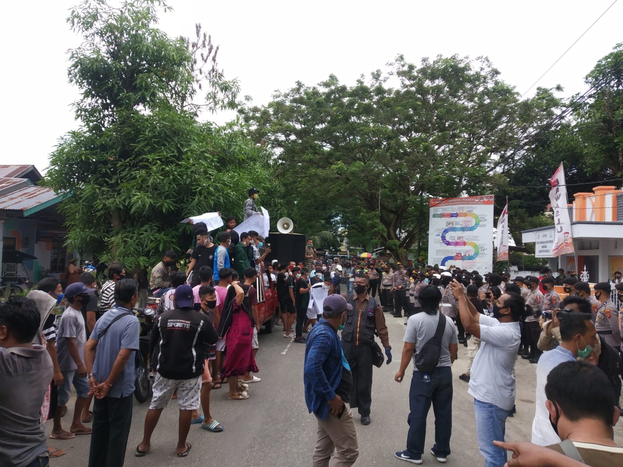 Massa Pendukung Nelson-Hendra Demo di Kantor Bawaslu Kabupaten Gorontalo