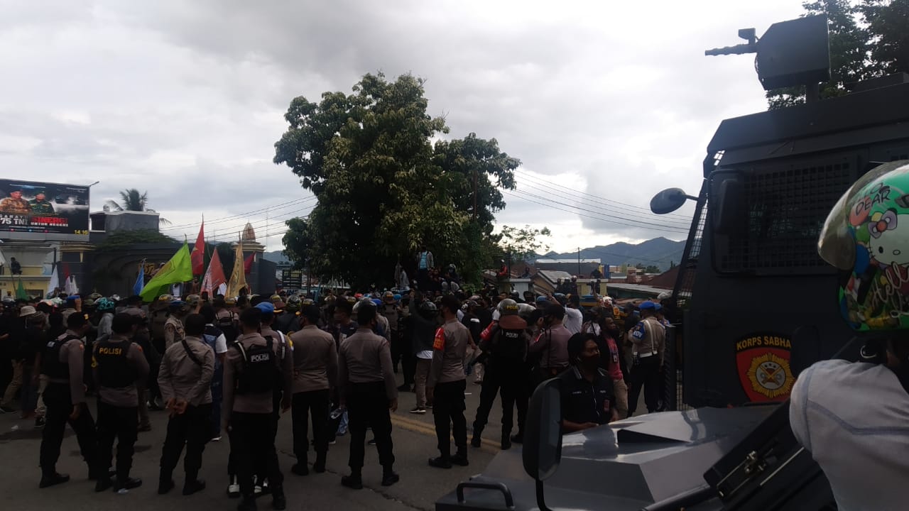 News Flash - Massa Aksi Tolak Omnibus Law di Gorontalo Bentrok dengan Aparat