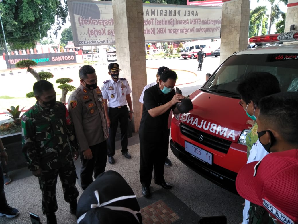 Pemkot Blitar Terima bantuan Mobil Ambulance dari Bank Jatim