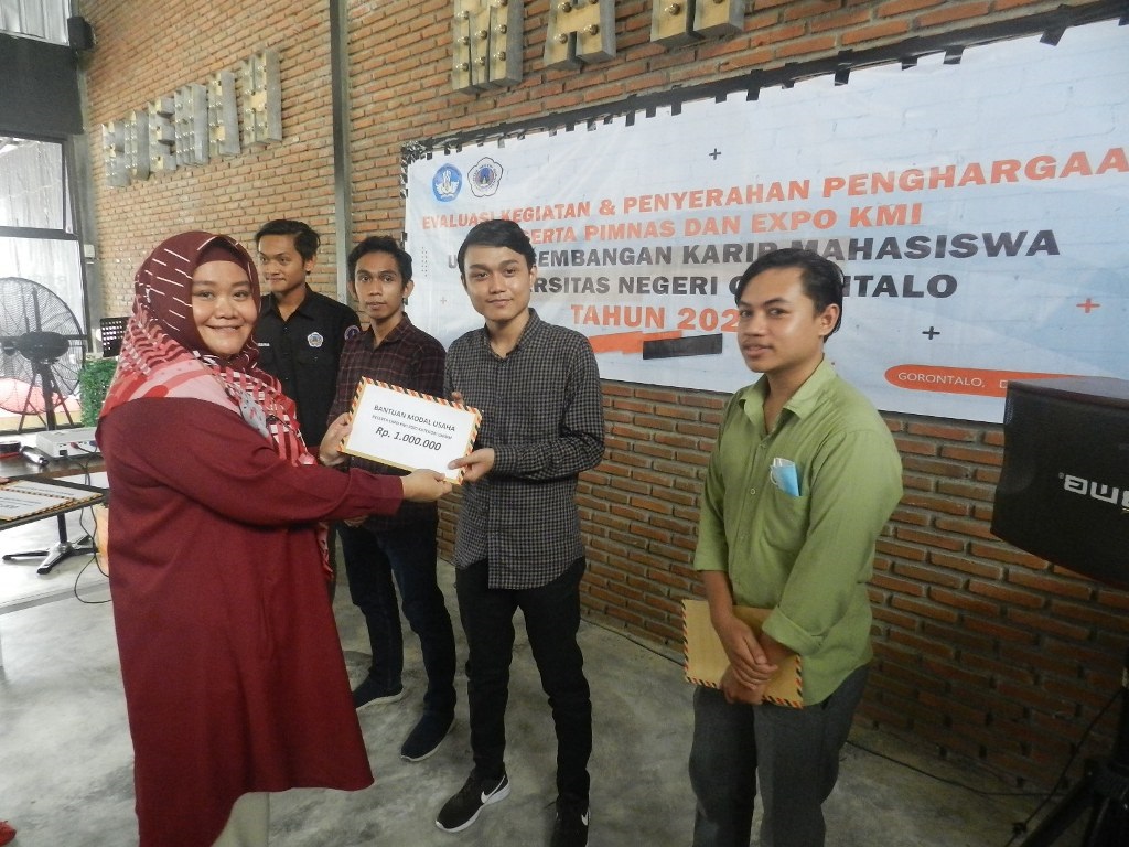 UPT PKM UNG Beri Penghargaan Untuk Mahasiswa Berprestasi