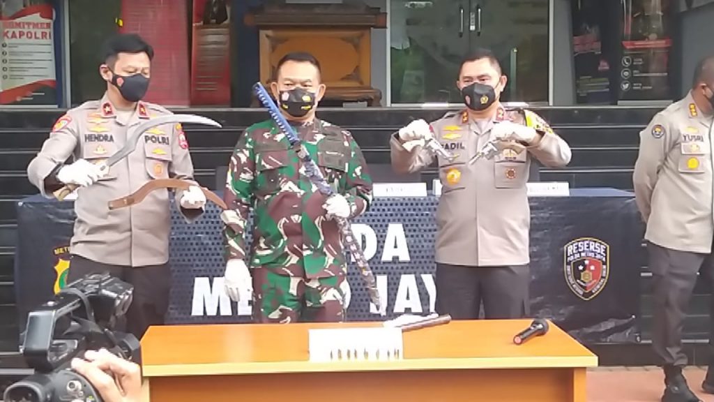 Polisi: 6 Pengikut Rizieq Shihab Todong Senpi dan Samurai ke Petugas
