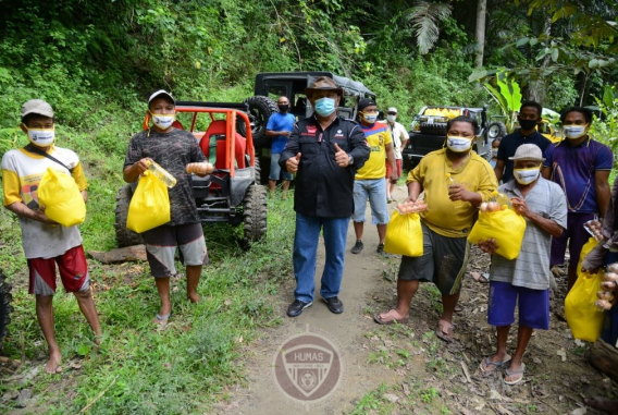 Di sela-sela kegiatan offroad, Rusli menyempatkan diri memberi bantuan kepada warga Desa Miranti.