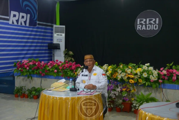 Gubernur Gorontalo Rusli Habibie saat melakukan dialog interaktif di RRI Gorontalo. Dialog interaktif ini mengambil tema Refleksi 2020 dan Refolusi 2021 Pembangunan Provinsi Gorontalo, Rabu (30/12/2020) di studio RRI Gorontalo.