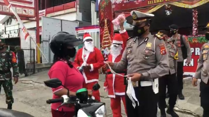 Polisi Berkostum Santa Klaus di Gorontalo Beri Masker Gratis ke Warga