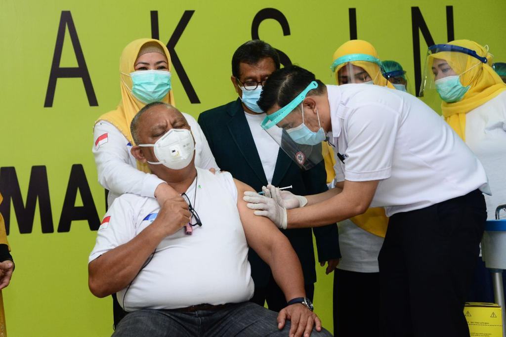 Rusli Habibie Buktikan Jadi Orang Pertama Disuntik Vaksin di Gorontalo