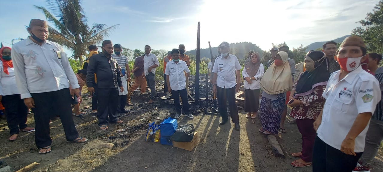 Anas Jusuf Bantu Korban Kebakaran di Kabupaten Boalemo