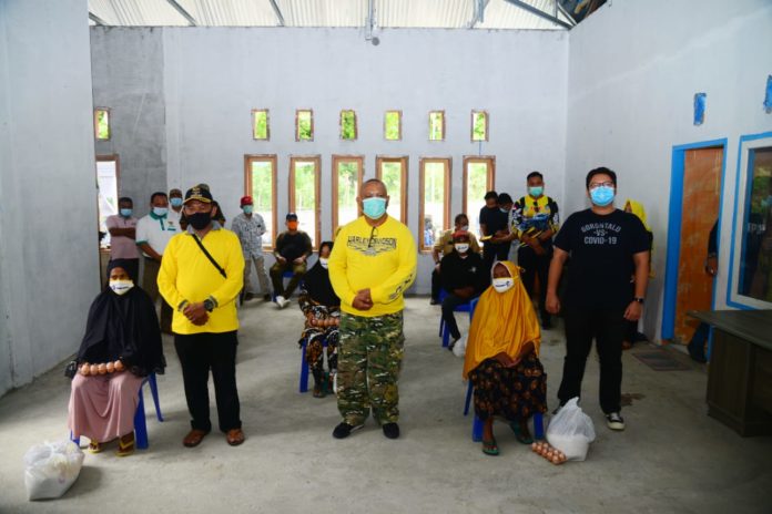 IOF Gorontalo Bagi-bagi Sembako Ke Warga Kurang Mampu di Masiaga